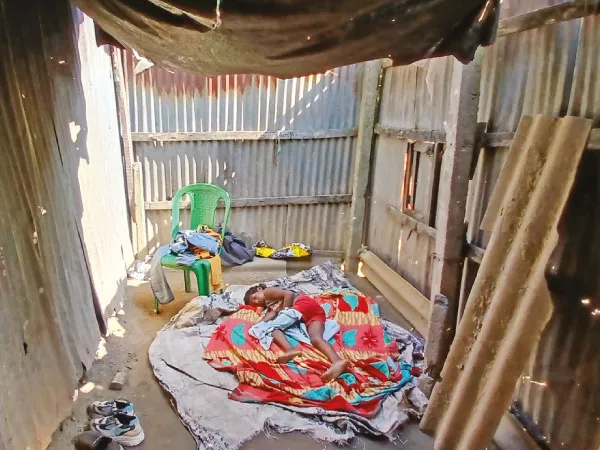 আবাসে নাম নেই, পলিথিনের ছাউনির নীচে ৫ জনের সংসার