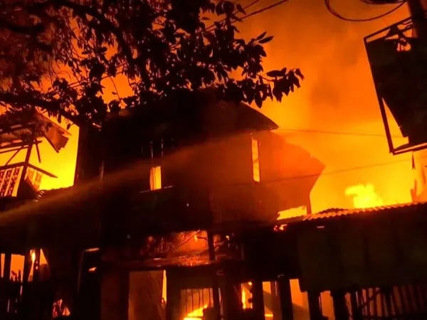 দাউ দাউ করে জ্বলল কাঠের গোলা, মাঝরাতে নিমতলার কাছে গুদামে ভয়াবহ অগ্নিকাণ্ড