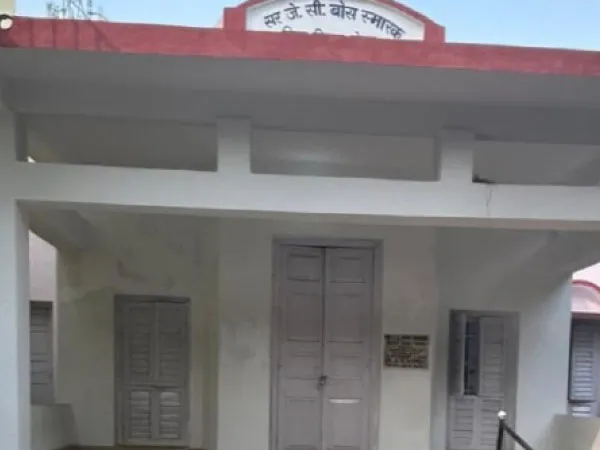 গিরিডিতে জগদীশচন্দ্র বসুর বাসভবন&nbsp;ঢাকা পড়েছে আবর্জনা ও বালির স্তূপে,&nbsp; উদাসীনতায় ক্ষুব্ধ বাঙালিরা, সিন্দুক রহস্য অধরা আজও