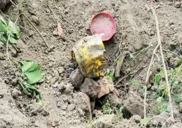 রেজিনগরে মাটি খুঁড়তেই উঠে এল বোমাভর্তি জার