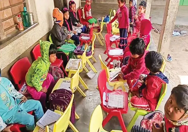 ক্লাসে বসার চেয়ার পেয়ে খুশি দাসপুরের অঙ্গনওয়াড়ির খুদে পড়ুয়ারা
&nbsp;