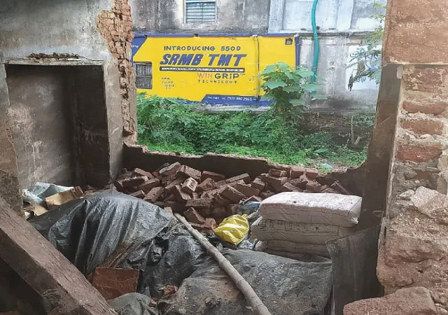 জায়গার দখল নিতে রাতের অন্ধকারে মহিলা ব্যবসায়ীর দোকানঘর ভাঙচুর