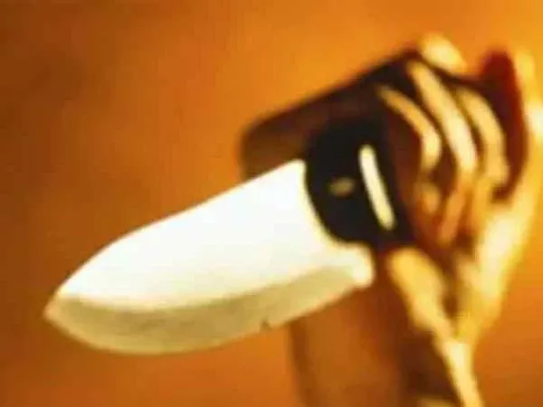 মুকুন্দপুরে সেনার দোকানে লুটের চেষ্টা, মালিকের গলায় ছুরির কোপ, চাঞ্চল্য