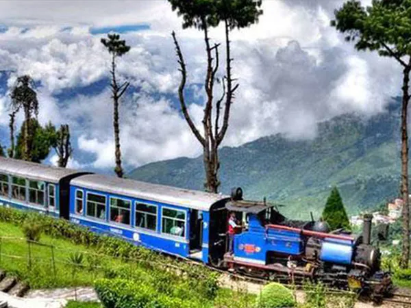 চার মাস পর এনজেপি থেকে পর্যটকদের নিয়ে দার্জিলিংয়ে ছুটল হেরিটেজ টয় ট্রেন
