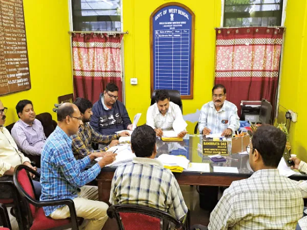 ছুটির দিনে অফিস খুলে পড়ুয়াদের ব্যাঙ্কের পাসবুক ও অন্য নথি যাচাই