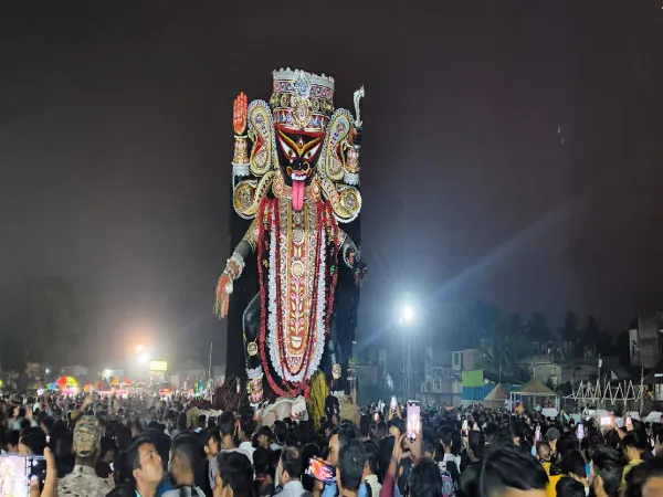 ৪২ ফুটের কালীপ্রতিমা নিরঞ্জনে ব্যাপক ভিড়