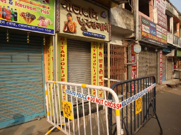 শহরের বুকে সোনার দোকানে&nbsp; লুটের চেষ্টা, মালিককে কোপ,&nbsp; মুকুন্দপুরে গণপিটুনিতে আধমরা হাসপাতাল কর্মী