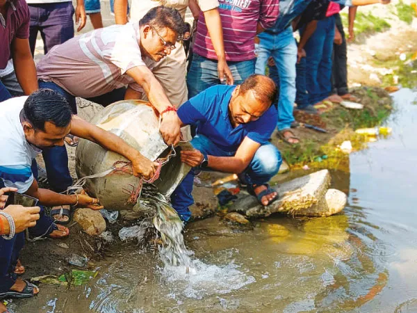 মাছ ছাড়তে এসে করলার দূষণ নিয়ে ক্ষোভ প্রকাশ করলেন ডিএফও
