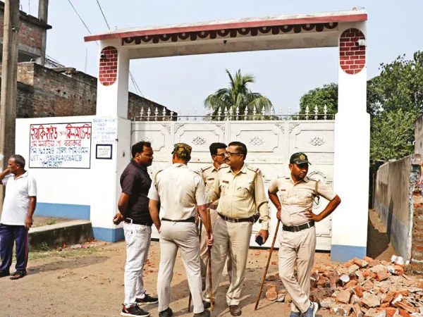 তরোয়াল ও লাঠি নিয়ে মারপিট, জখম ৩, গুলি