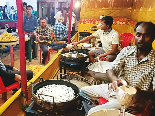 তৃণমূলের বিজয়া সম্মিলনিতে মানুষের মধ্যে বিলি হল পাঁচ কুইন্টাল জিলিপি