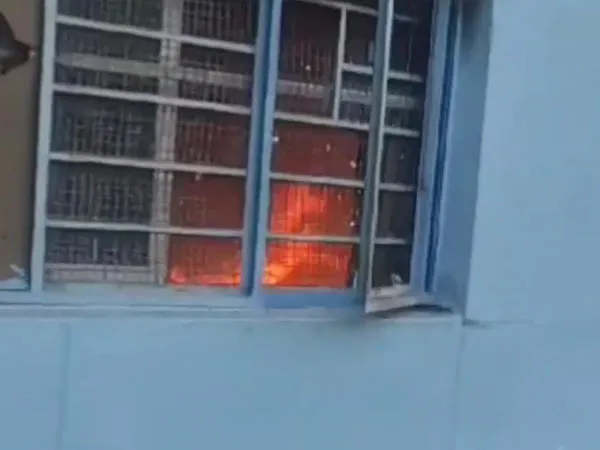 হাসনাবাদের প্রাথমিক হাসপাতালের আউটডোরে আগুন, অকুস্থলে দমকল