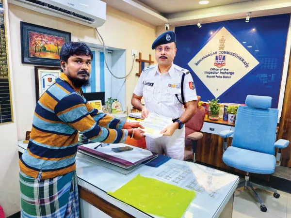 কুড়িয়ে পাওয়া ১৫ লক্ষ টাকার বেয়ারার চেক ফেরালেন রিকশচালক,&nbsp;মালিককে খুঁজে বের করল বাগুইআটি থানা