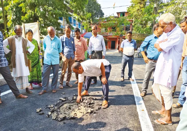মাথাভাঙা মহকুমা আদালত চত্বরে নিম্নমানের রাস্তার কাজ, তৃণমূল নেতার নেতৃত্বে বিক্ষোভ