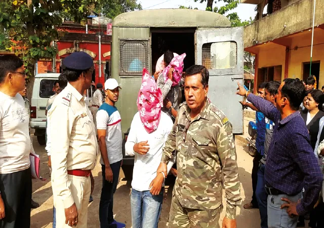 যাদের নুন আনতে পান্তা ফুরোয়, তাদের বাড়ির সামনে দামি গাড়ি!