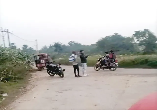 ইন্টারনেট পেতে পূর্ব বর্ধমান লাগোয়া গ্রামে মানুষের ঢল