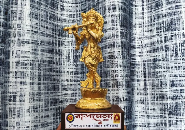আমন্ত্রিত শিল্পীদের দেওয়া হচ্ছে পিতলের মদনমোহন ঠাকুরের মূর্তি, সুন্দরবনের মধু