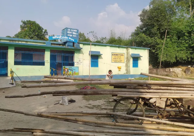 পড়ুয়া না আসায় দুপুরেই স্কুলে তালা দিয়ে বাড়ি গেলেন শিক্ষকরা, ক্ষুব্ধ বাসিন্দারা