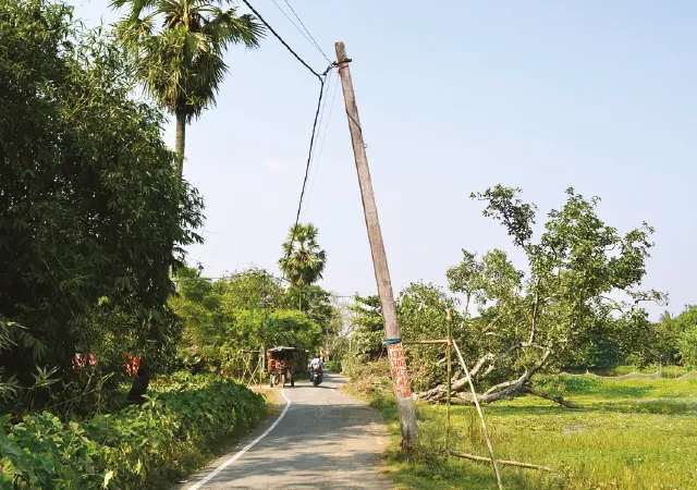 টাকার অভাবে বসানো যাচ্ছে না আলো সন্ধ্যা নামলেই অন্ধকারে ডুবছে গ্রাম