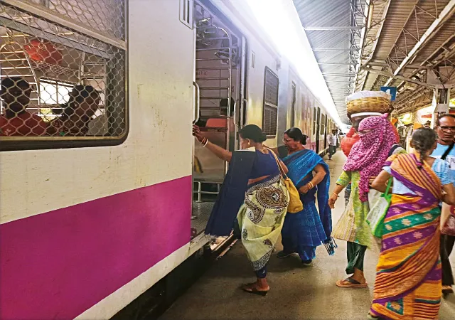 আগরপাড়ার ১ নম্বর প্ল্যাটফর্ম প্রায় দু&rsquo;ফুট নিচু, নিত্য দুর্ঘটনায় তিতিবিরক্ত যাত্রীরা