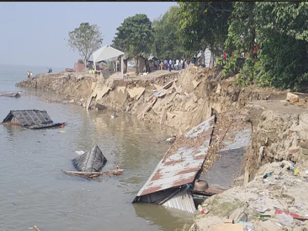 মানিকচকে ফের ভাঙন, গঙ্গার গ্রাসে ২০টি দোকান, হাহাকার এলাকাজুড়ে
