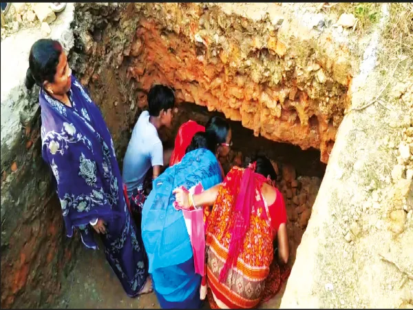 পিংলায় বাড়ির ভিত খুঁড়তে গিয়ে সুড়ঙ্গ, চাঞ্চল্য
