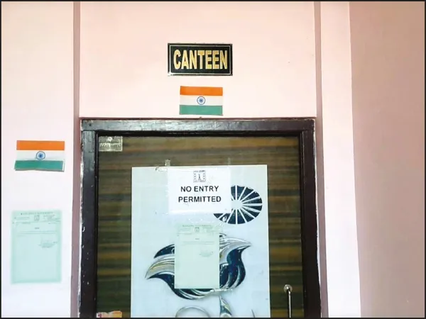 ৩০ লক্ষে তৈরি ক্যান্টিনে মেলে না খাবার, চলছে পরীক্ষা নিয়ামকের অফিস!