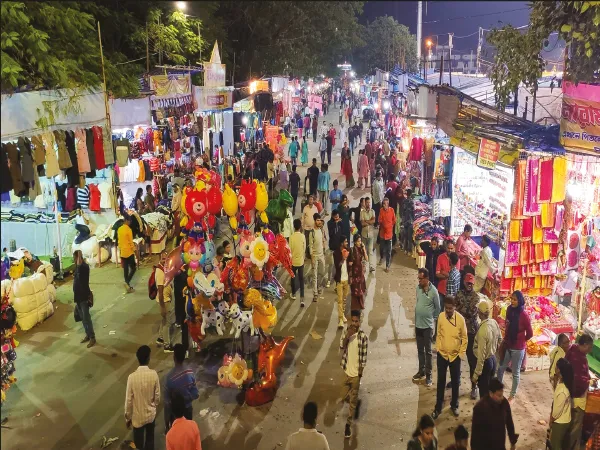 রাসমেলায় এসে নোনা ইলিশ, বাংলাদেশি সিল্ক ও গুড়ের খোঁজ, না পাওয়ায় হতাশা