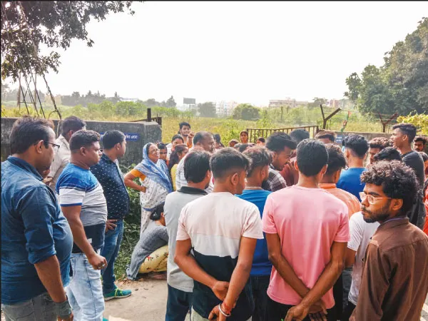 দূষণের অভিযোগ, পোল্ট্রি ফার্মে তালা ঝুলিয়ে বিক্ষোভ