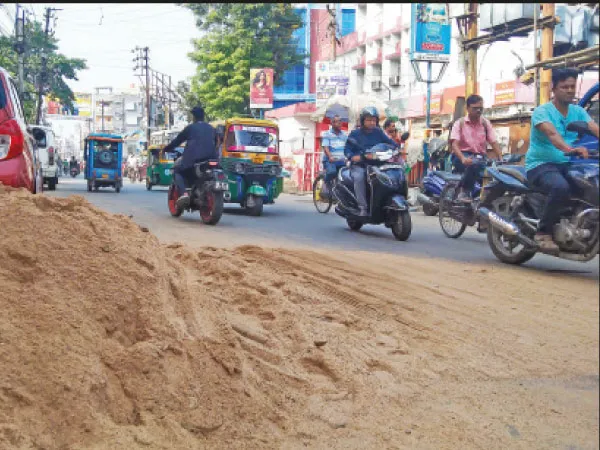 বারুইপুর মহকুমা শাসকের অফিসের সামনে ইমারতি দ্রব্য, দুর্ঘটনার আশঙ্কা