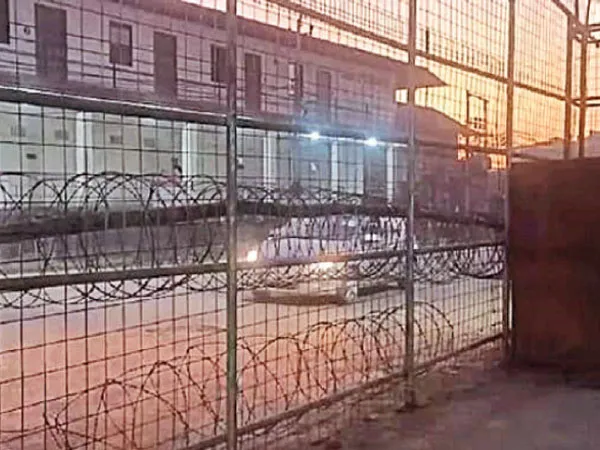 স্বয়ং মন্ত্রীই কাঁটাতারের বেড়ায় ঘিরলেন বাড়ি, তৈরি বাঙ্কারও,&nbsp;তটস্থ মণিপুর