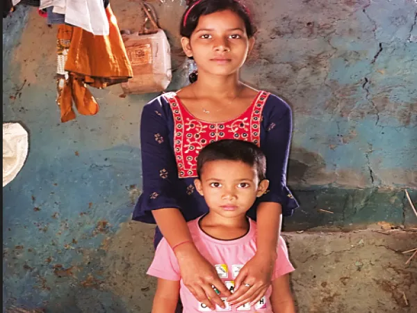 এক বছরের মধ্যেই বাবা-মায়ের মৃত্যু, ভাইকে নিয়ে ভাঙা ঘরে পঞ্চম শ্রেণির ছাত্রী