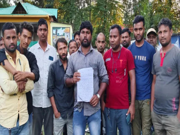 চলল না একটিও অটো, চালকদের বিক্ষোভে পথে বেরিয়ে নাকাল যাত্রীরা