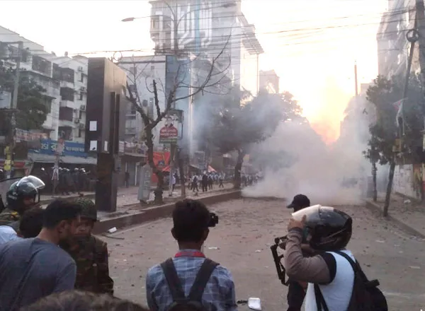 দুই কলেজের সংঘর্ষে রণক্ষেত্র ঢাকা, ছোড়া হল কাঁদানে গ্যাস ও সাউন্ড গ্রেনেড