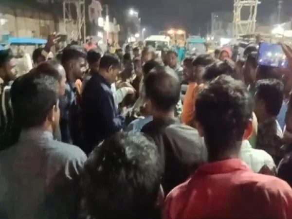মদের আসরে পুলিসের হানা, প্রতিবাদে জাতীয় সড়ক অবরোধ,&nbsp;হিলিতে মদ্যপদের তাণ্ডব রুখতে লাঠিচার্জ, ধৃত ৬