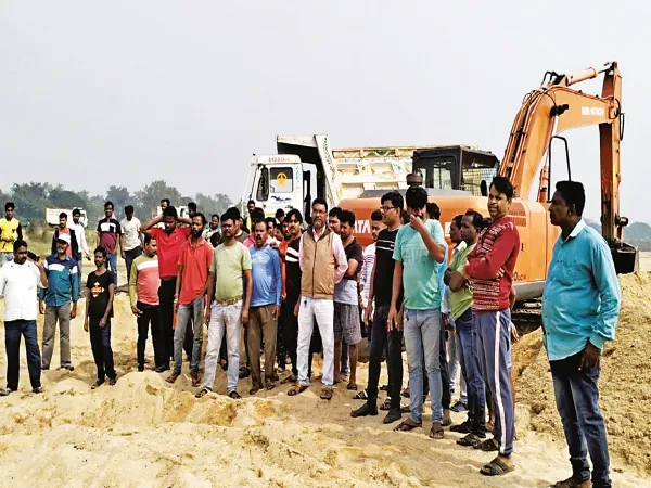 অজয়, দামোদর বাঁচাতে তুমুল বিক্ষোভ, বালি তোলা রুখলেন স্থানীয়রাই&nbsp;