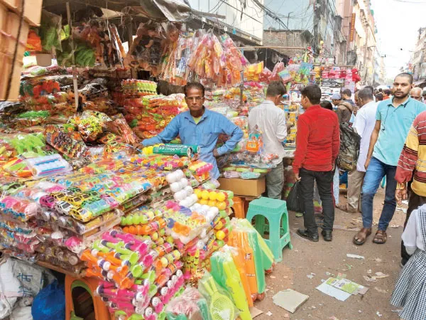 রাতে ফুটপাতে ডালা রেখে যেতে পারবেন না হকাররা