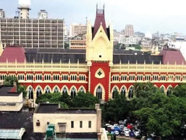 সাদা উর্দি পরলেই কলকাতা পুলিস হয় না, তোপ হাইকোর্টের