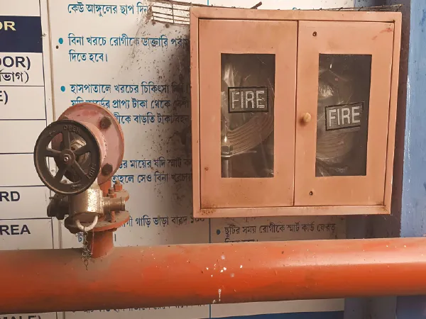 কাটোয়া মহকুমা হাসপাতালে অগ্নিনির্বাপণ ব্যবস্থা চালু হয়নি, আতঙ্কিত রোগীর স্বজনরা
&nbsp;