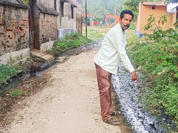 দুর্গাপুর-ফরিদপুরের প্রতাপপুরে রাস্তা ও নর্দমার বেহাল দশা, সংস্কারের দাবি