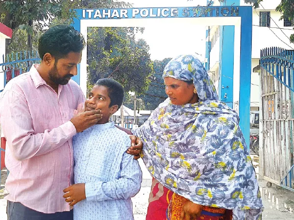 ছেলে বাড়ি ফিরল ২ বছর ৮ মাস পর, খুশিতে আত্মহারা বাবা-মা
&nbsp;