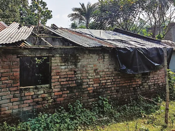 ভেঙে পড়ছে ছাউনি, বিপজ্জনক অবস্থায় চলছে অঙ্গনওয়াড়ি কেন্দ্র