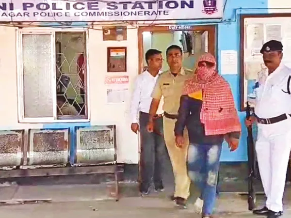 আগ্নেয়াস্ত্র সহ ধৃত ফেরিওয়ালা, তাজ্জব পুলিস