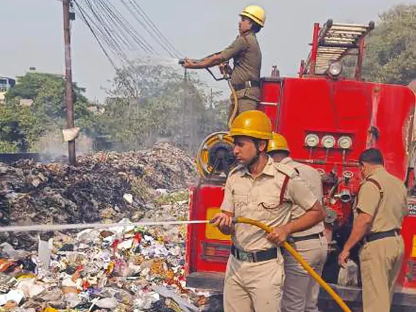 আবর্জনার চাপে দমবন্ধ পরিস্থিতি পানিহাটিতে, যাতায়াত করাই দায়