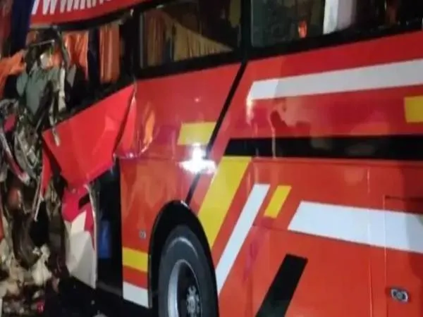 যমুনা এক্সপ্রেসওয়েতে বাস ও লরির ভয়াবহ সংঘর্ষ, মৃত কমপক্ষে ৫, আহত ১৫