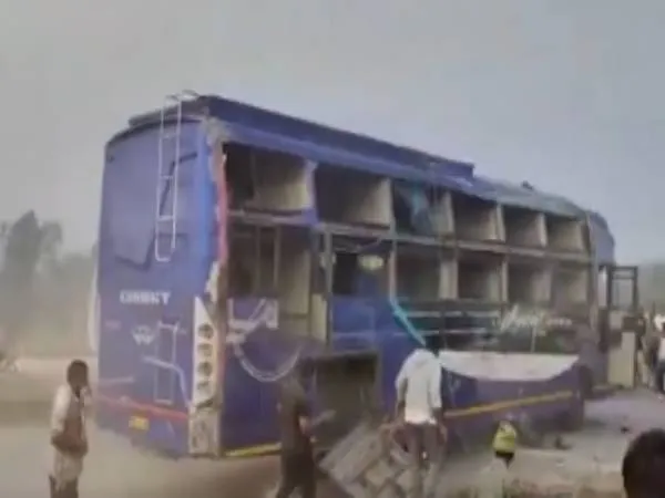 কলকাতা থেকে পাটনা যাওয়ার পথে ভয়াবহ বাস দুর্ঘটনা! মৃত কমপক্ষে ৭, আহত একাধিক