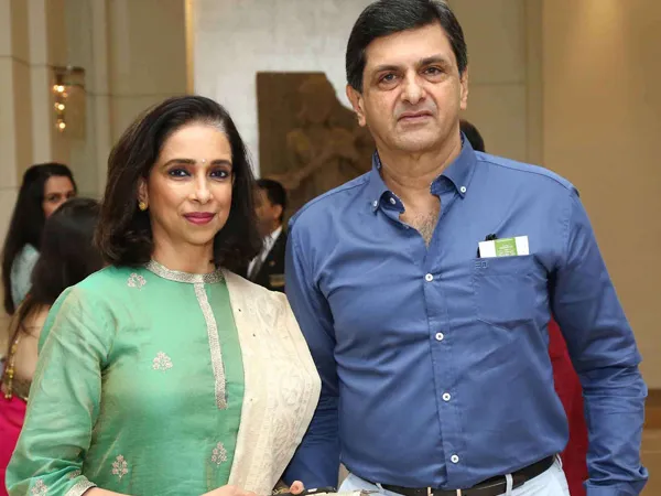 দীপিকার মা-বাবা না কী তুতো ভাইবোন! সোশ্যাল মিডিয়ায় হইচই