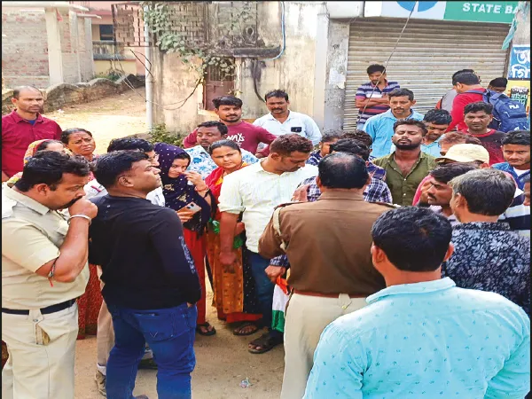 শ্রীনিকেতনে পার্টি অফিস খোলা নিয়ে তৃণমূলের গৃহযুদ্ধ, সামাল দিল পুলিস