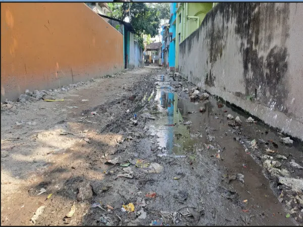 রায়গঞ্জের মোহনবাটি স্কুল সংলগ্ন এলাকায় জলকাদা জমে ভোগান্তি