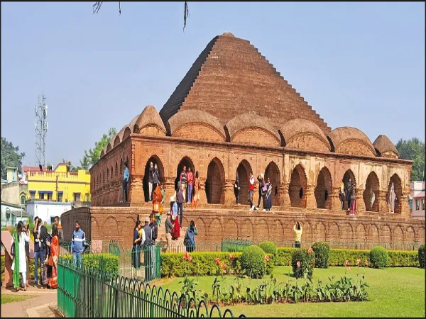 ঐতিহাসিক মন্দিরগুলিতে আলোর দাবি পর্যটকদের