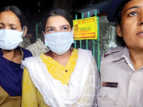 মায়ের মৃত্যু, প্যারোলে মুক্ত অর্পিতা
